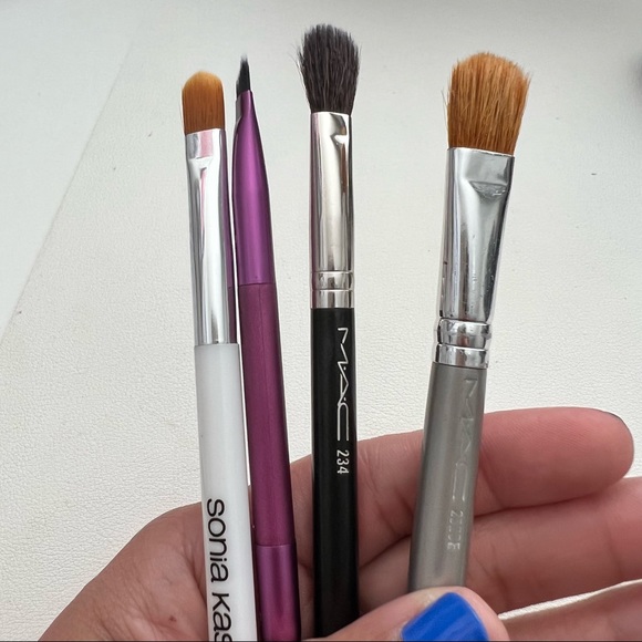 Set of 4 eye brushes-MAC 234, MAC 252SE, Sonia Kashuk 110,RT angled brow/spoolie - Picture 1 of 13